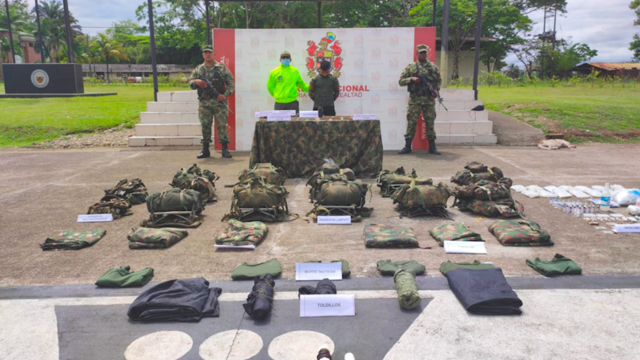 a la cárcel por supuestamente llevar material de guerra