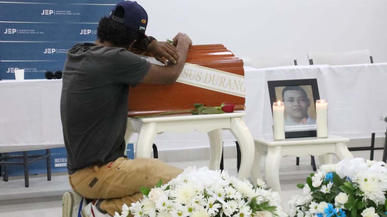 FOTOS: Entregan en Apartadó y Medellín a dos víctimas de falsos positivos