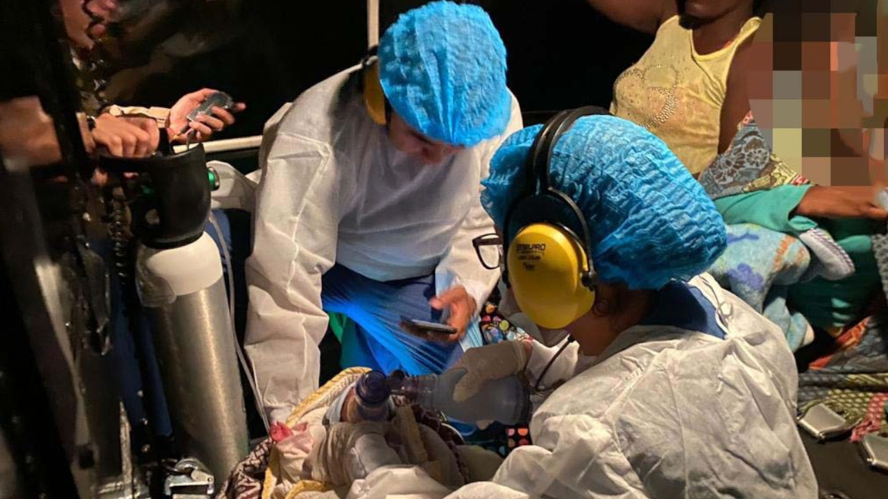 Indígena tuvo bebé prematura en su comunidad y médicos de la Armada la atendieron hasta llevarla al hospital