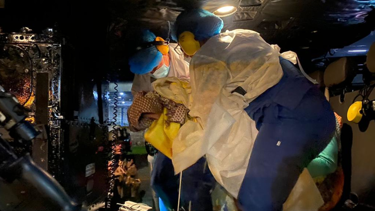 Indígena tuvo bebé prematura en su comunidad y médicos de la Armada la atendieron hasta llevarla al hospital