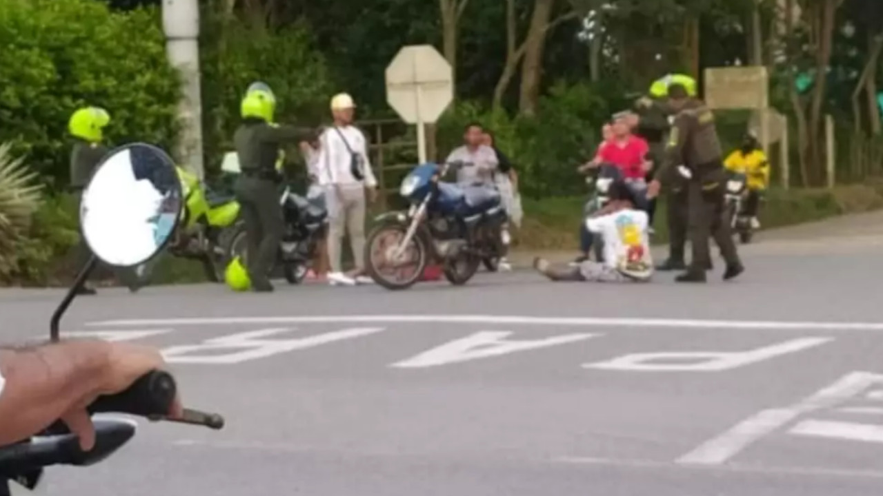 Momento en que los policías los capturan