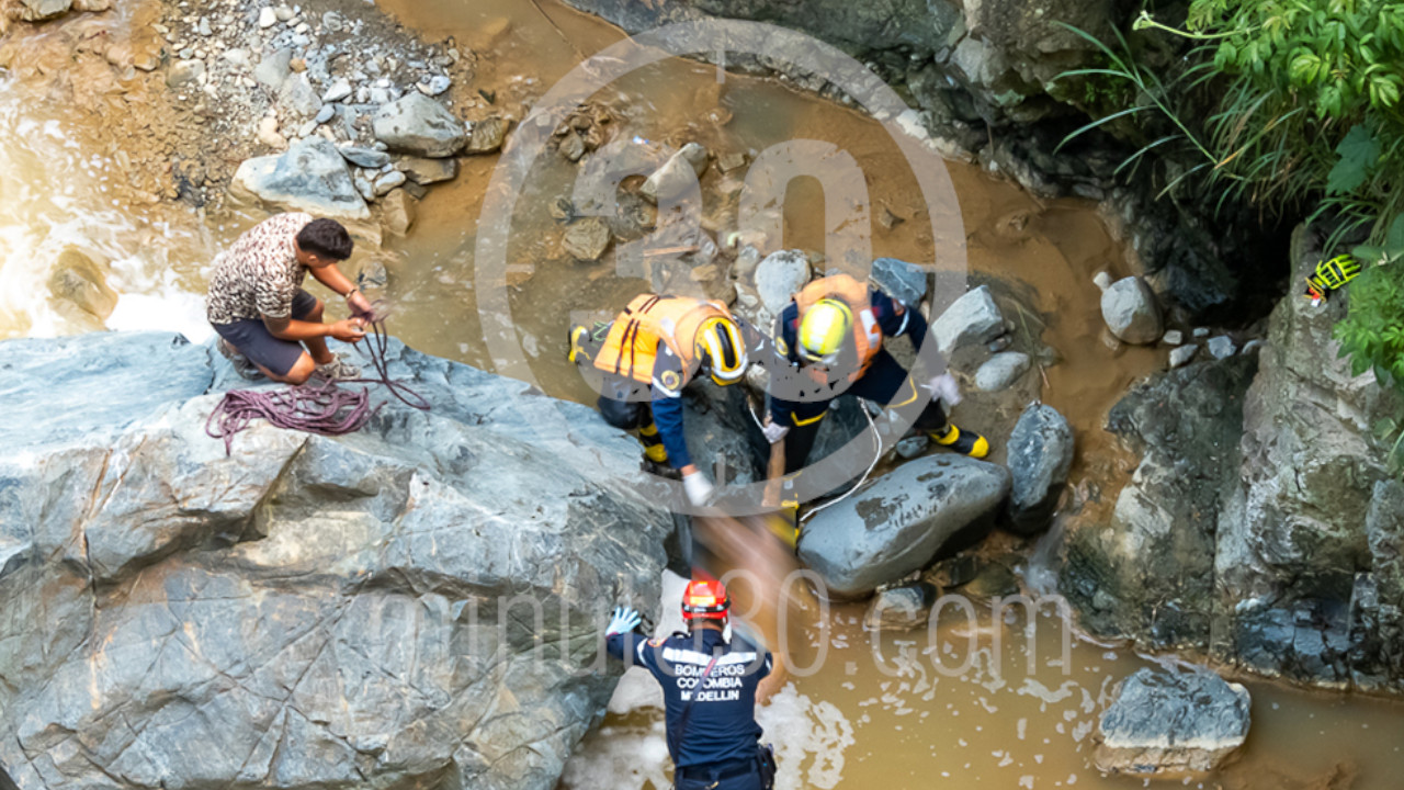 [Fotos y video] Vieron un cadáver desnudo en una quebrada en Medellín