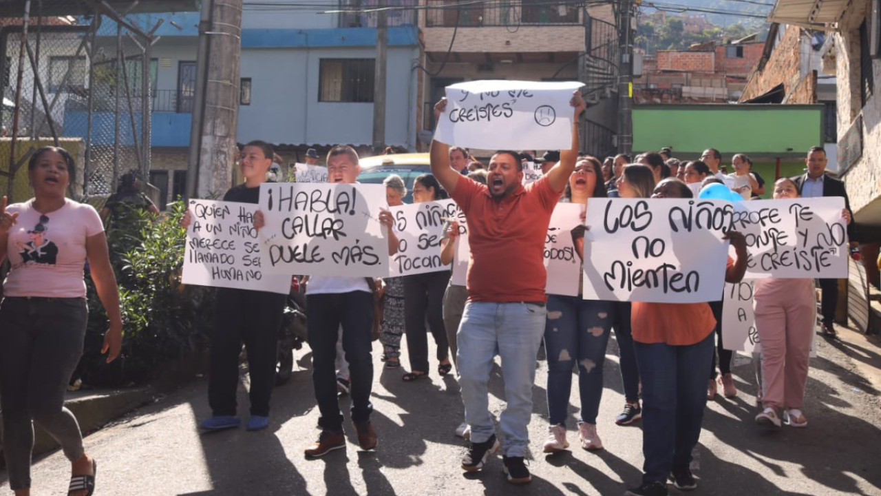Padres realizan plantón por los presuntos casos de abuso sexual en un colegio de Medellín