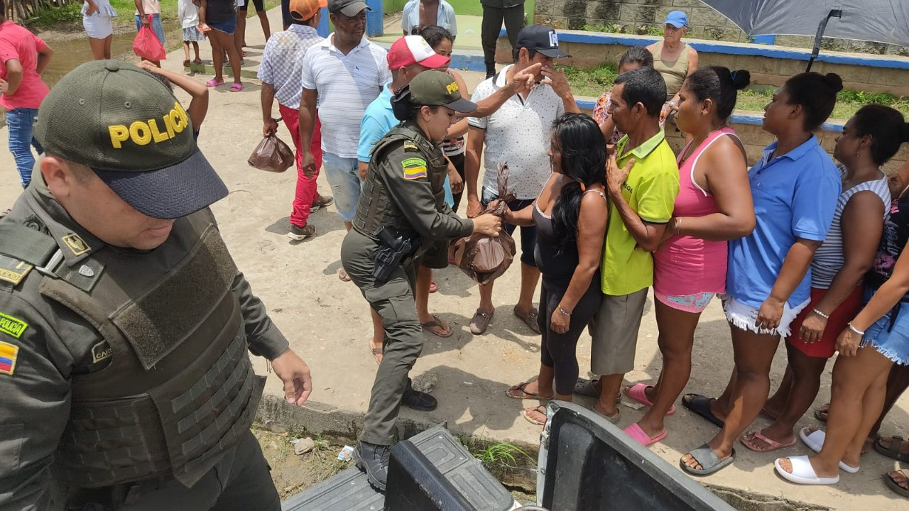 Policía entregó ayudas a afectados por desbordamiento del río en San Bernardo del Viento
