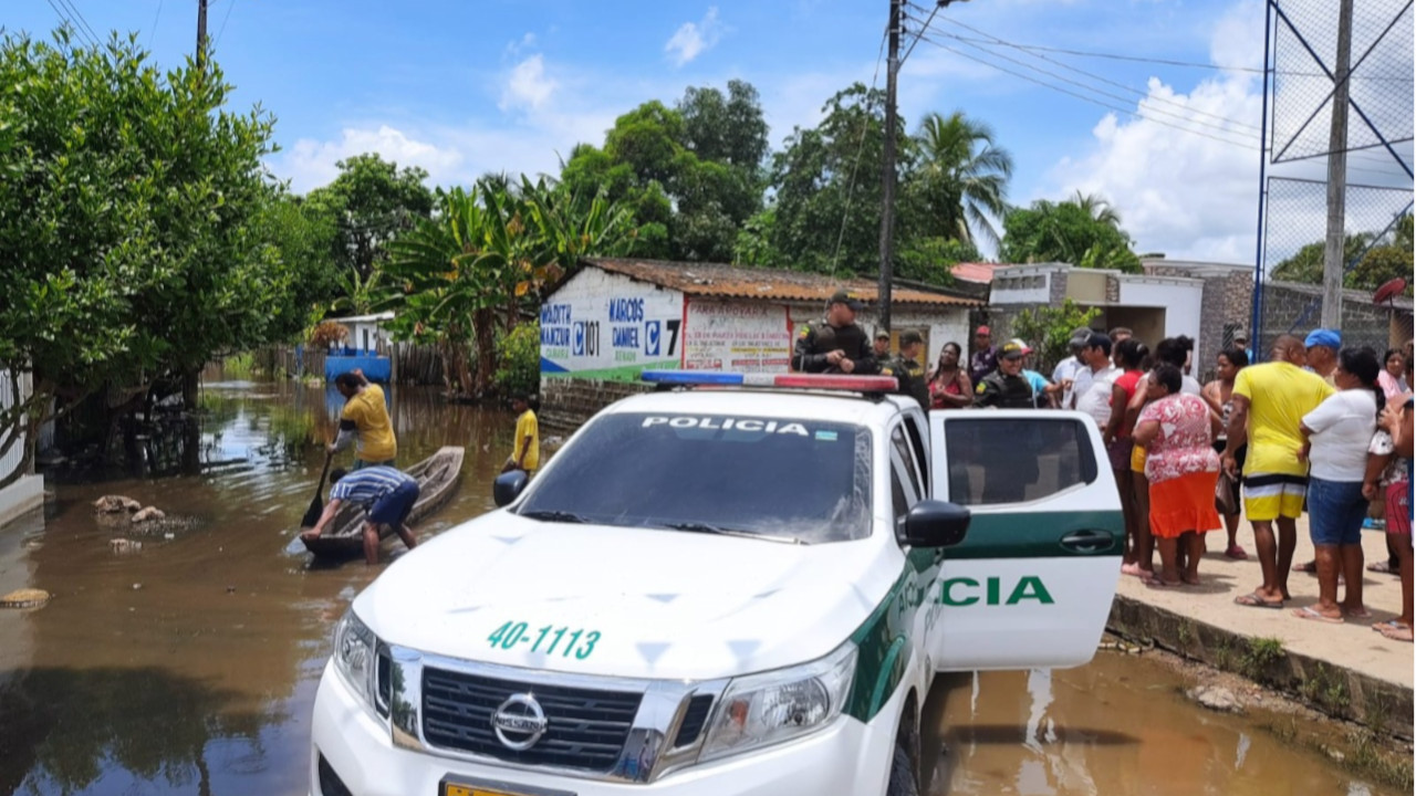 Policía entregó ayudas a afectados por desbordamiento del río en San Bernardo del Viento