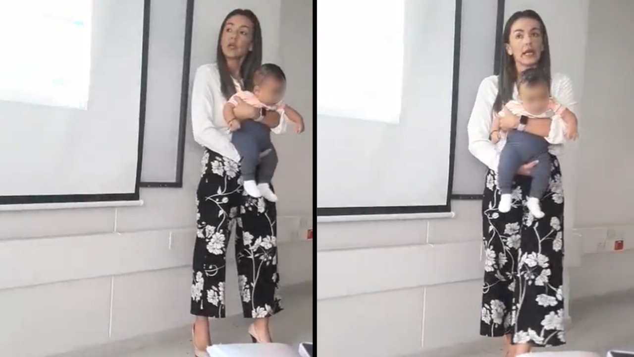 Docente sostiene bebé de estudiante