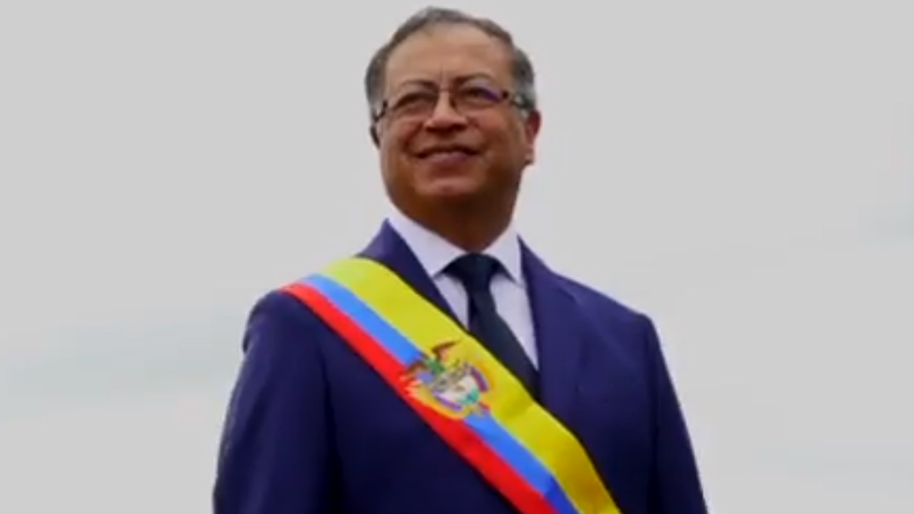 Gustavo Petro con la banda presidencial
