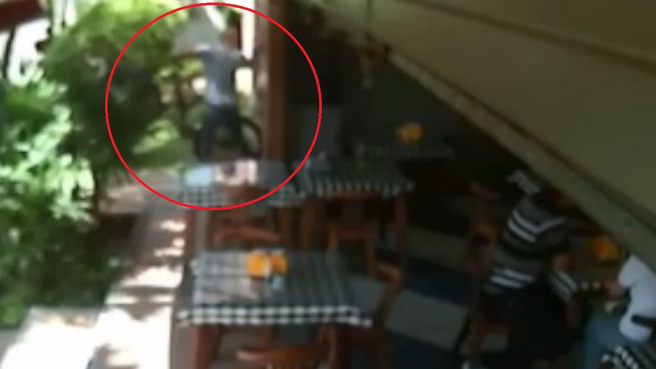 VIDEO. Se llevaron una bicicleta de un parqueadero en Envigado