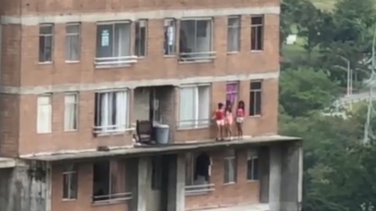¡Dios mío! 3 niñas juegan en estructura abierta de un edificio en Bello
