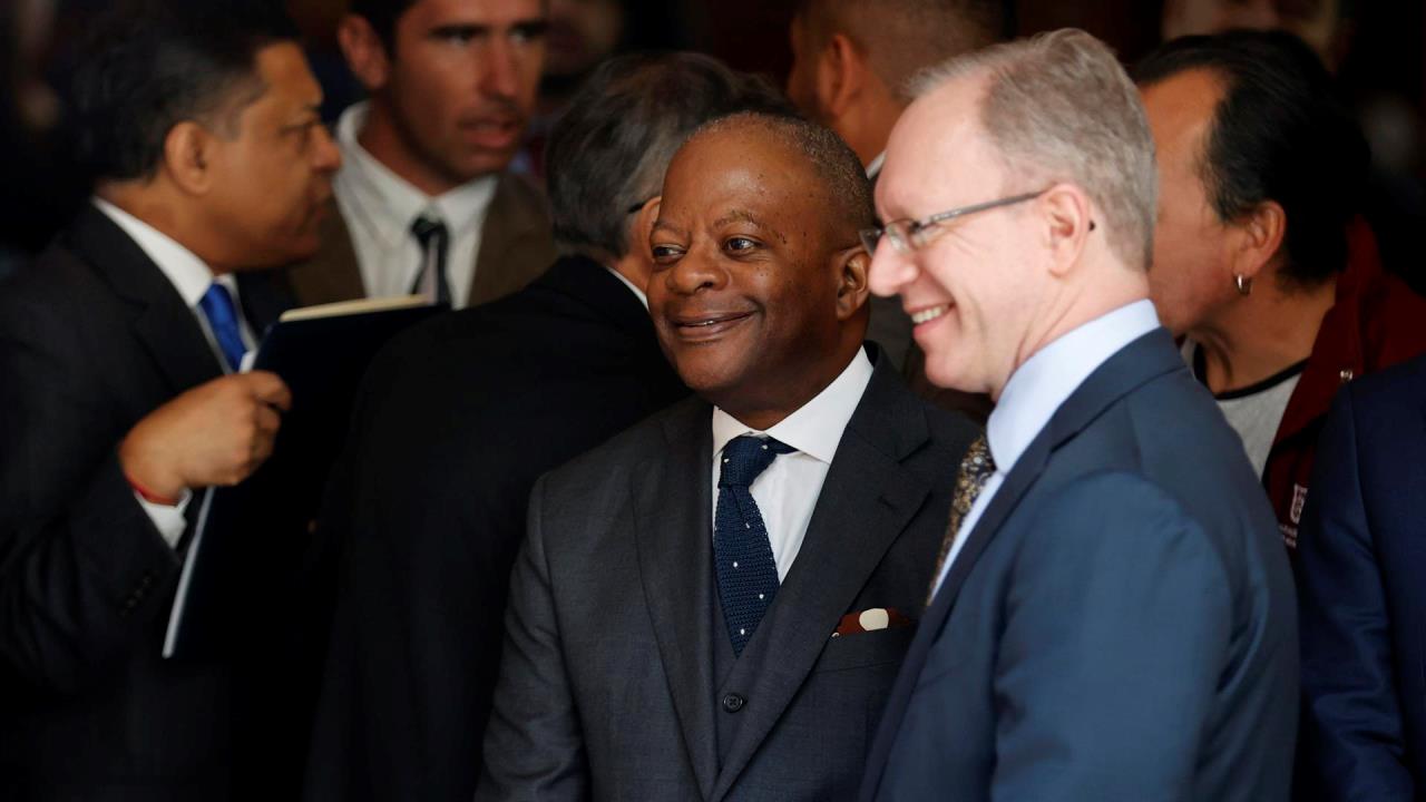 Todd Robinson (c), secretario adjunto de la oficina de Asuntos Antinarcóticos y de Aplicación de Ley del Gobierno estadounidense, sonríe durante un acto este 23 de agosto de 2022, en la sede de Tribunales Bogotá – Cundinamarca, en Bogotá (Colombia). EFE/ Mauricio Dueñas Castañeda