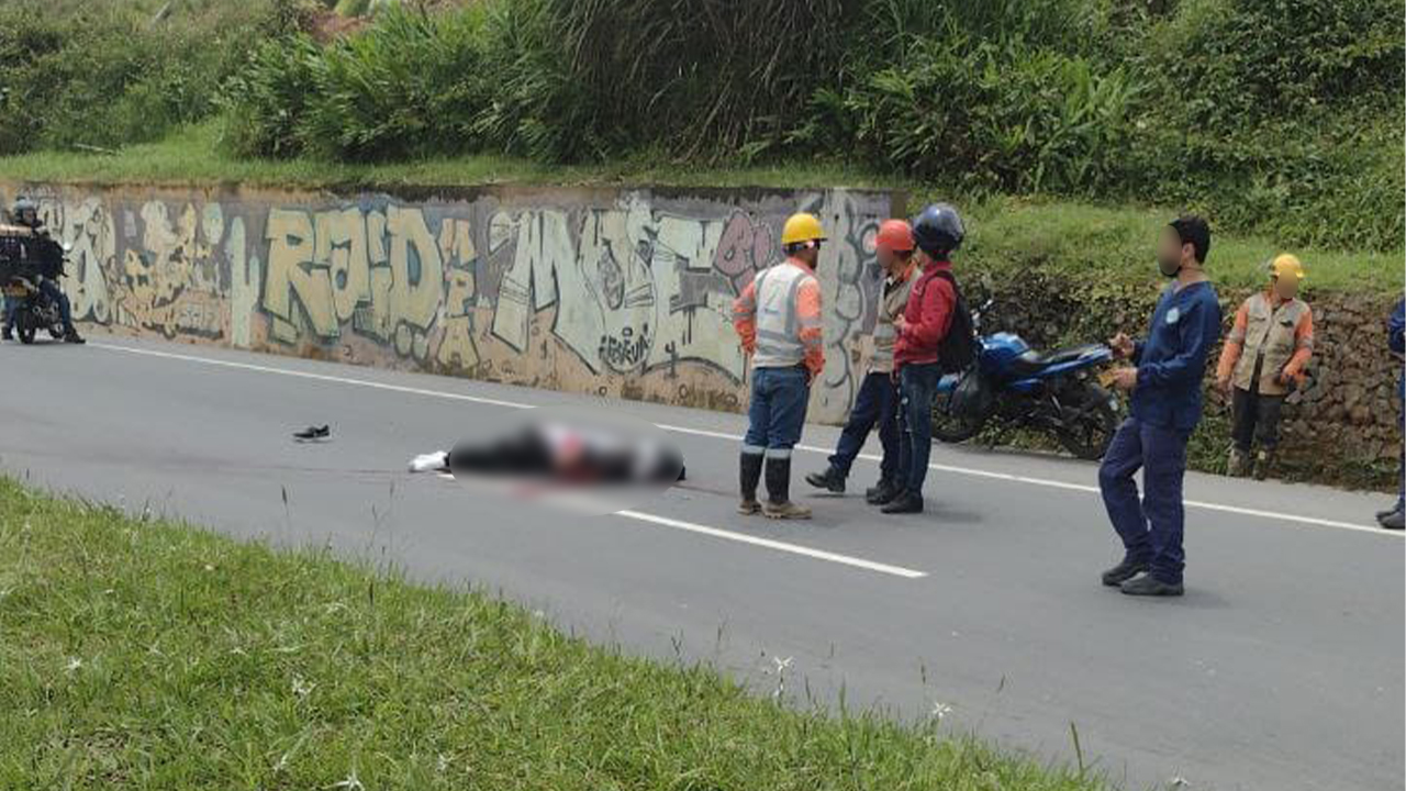 Un poste le cayó encima a un motociclista, lo mató