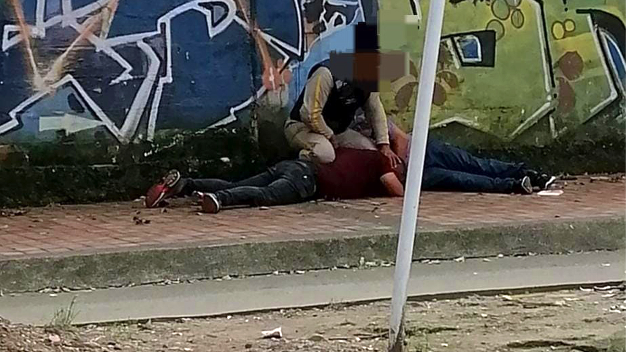 Un vigilante pudo solito con dos presuntos ladrones en Medellín, se los entregó a la Policía