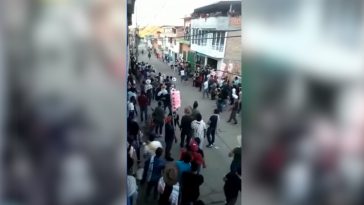 caballo arolló a 12 personas