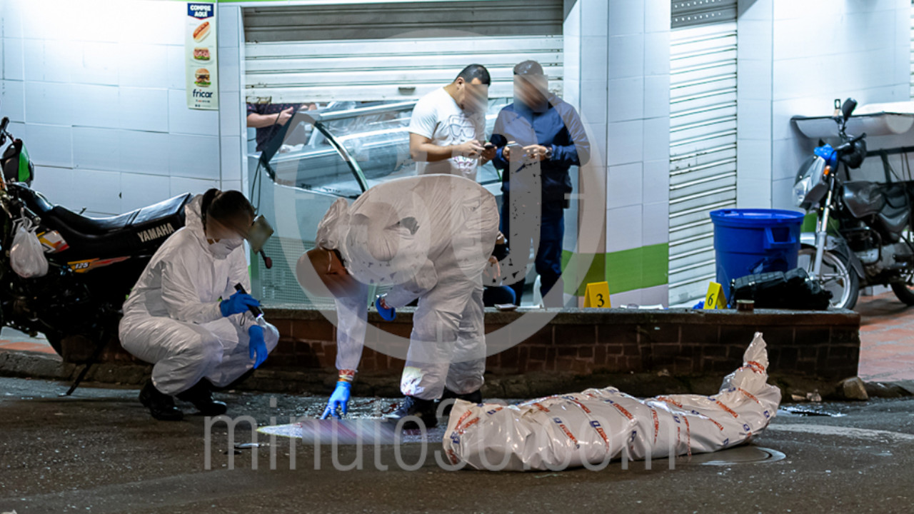 [Fotos y video] A un hombre le dispararon directo en la cabeza cuando iba manejando una moto en Santa Cruz