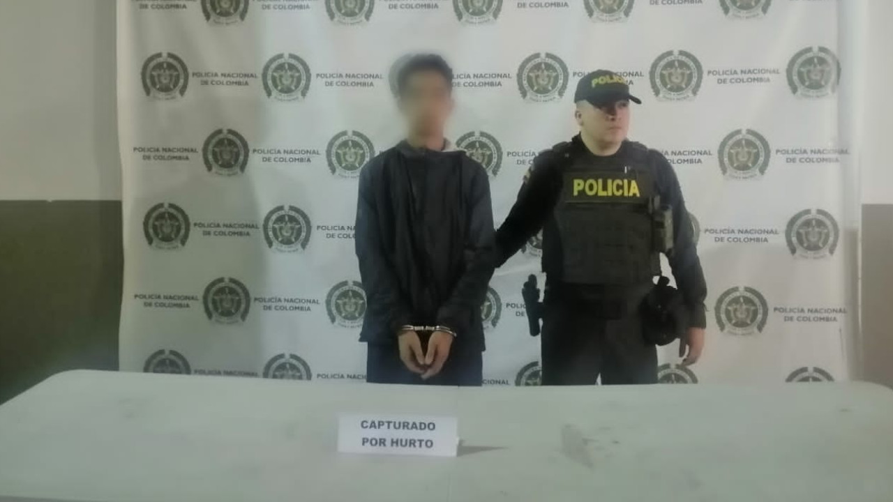 ¡'Tremenditos'! Este sujeto y una menor habrían apuñalado a un taxista por robarle el celular en Bello