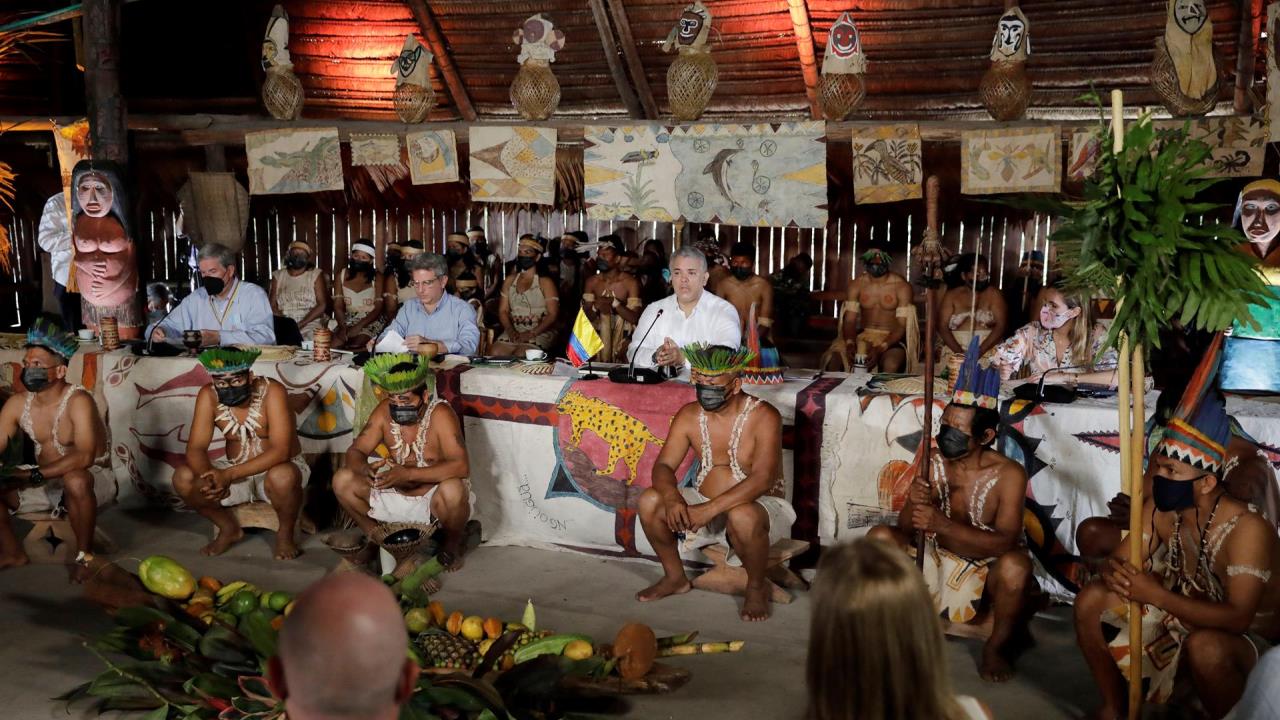 El presidente de Colombia, Iván Duque (c), se reúne con integrantes de la comunidad indígena Yussy Monilla Amena, durante la PreCOP de la Biodiversidad 2021, el 30 de agosto de 2021, en Leticia (Colombia). EFE/Carlos Ortega