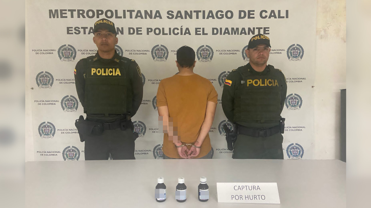 Lo acusaron de robarse tres jarabes para la tos en una farmacia de Cali