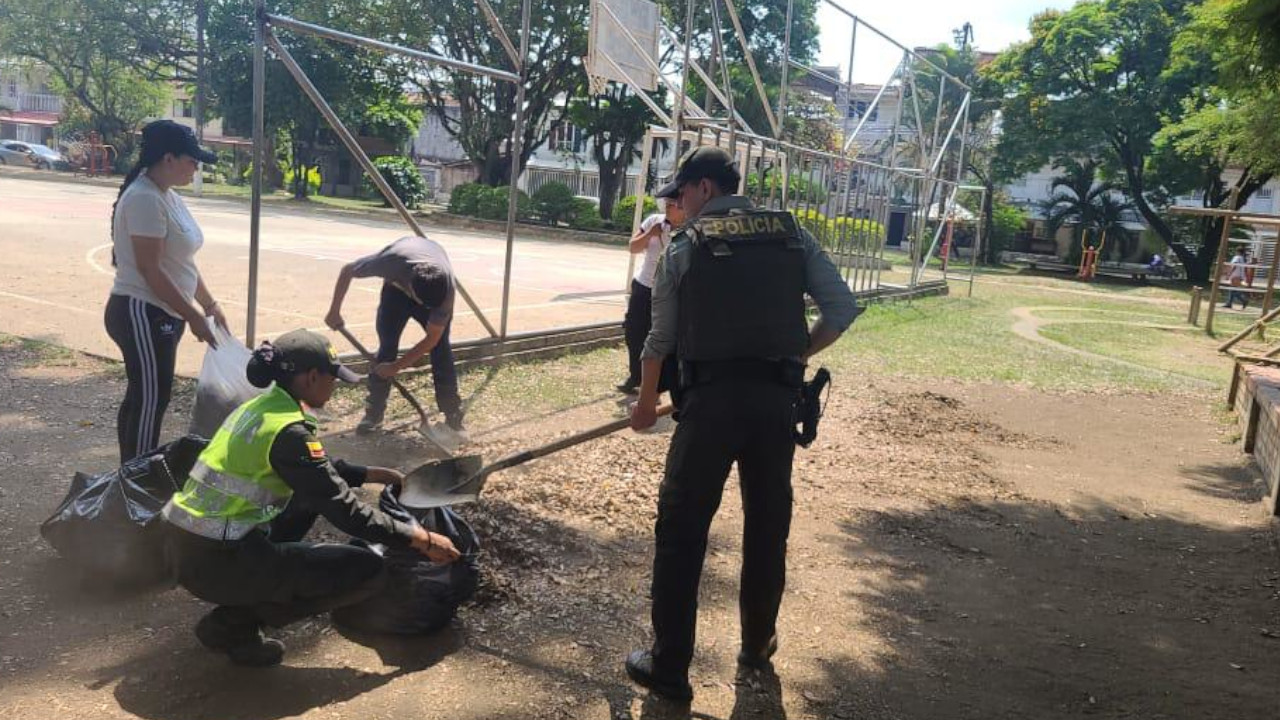 ¡Tan bueno! Policías y ciudadanos se unieron para limpiar un parque en Jamundí, Valle del Cauca