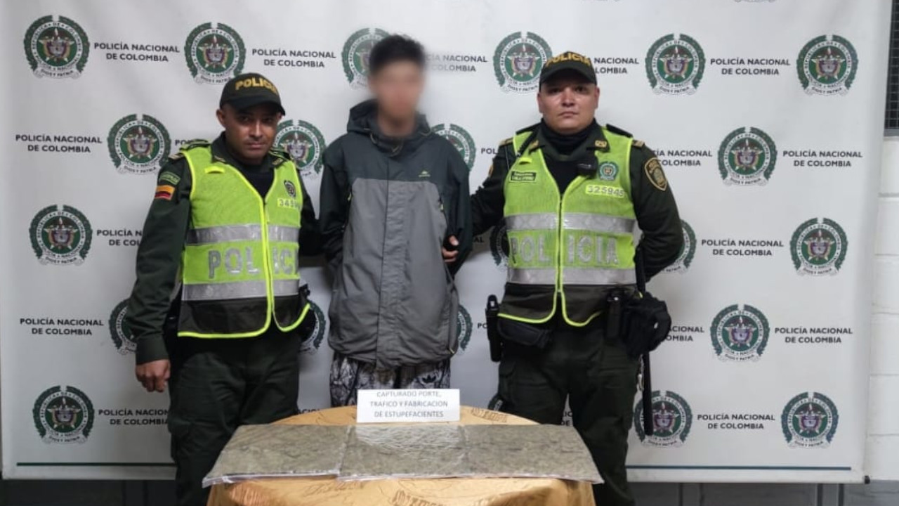 La Policía lo descubrió con toda esa marihuana encima por una calle en Medellín