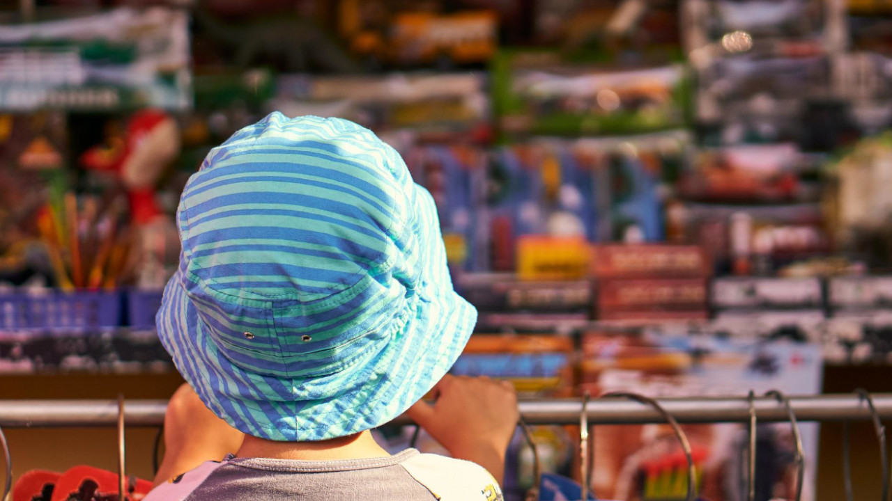 Una niña pidió prestado un baño en un negocio de Medellín y un tipo la violó