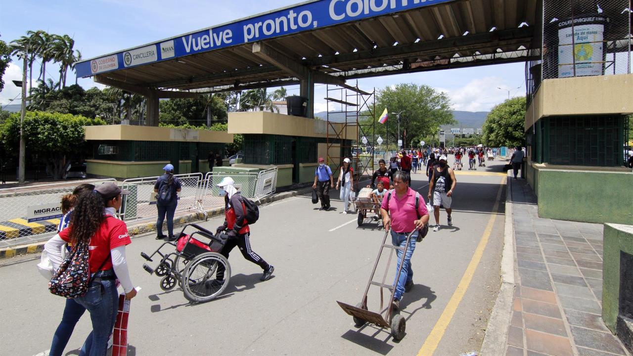 Decenas de personas fueron registradas este martes al cruzar el puente internacional Simón Bolívar, frontera de Colombia y Venezuela, en Cúcuta (Colombia). EFE/ Mario Caicedo