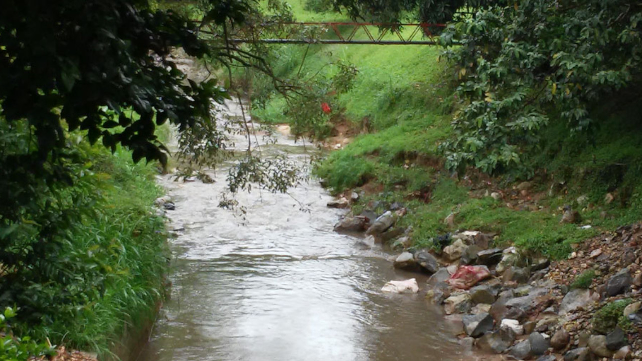 Un hombre se resbaló en una quebrada en Sabaneta y murió