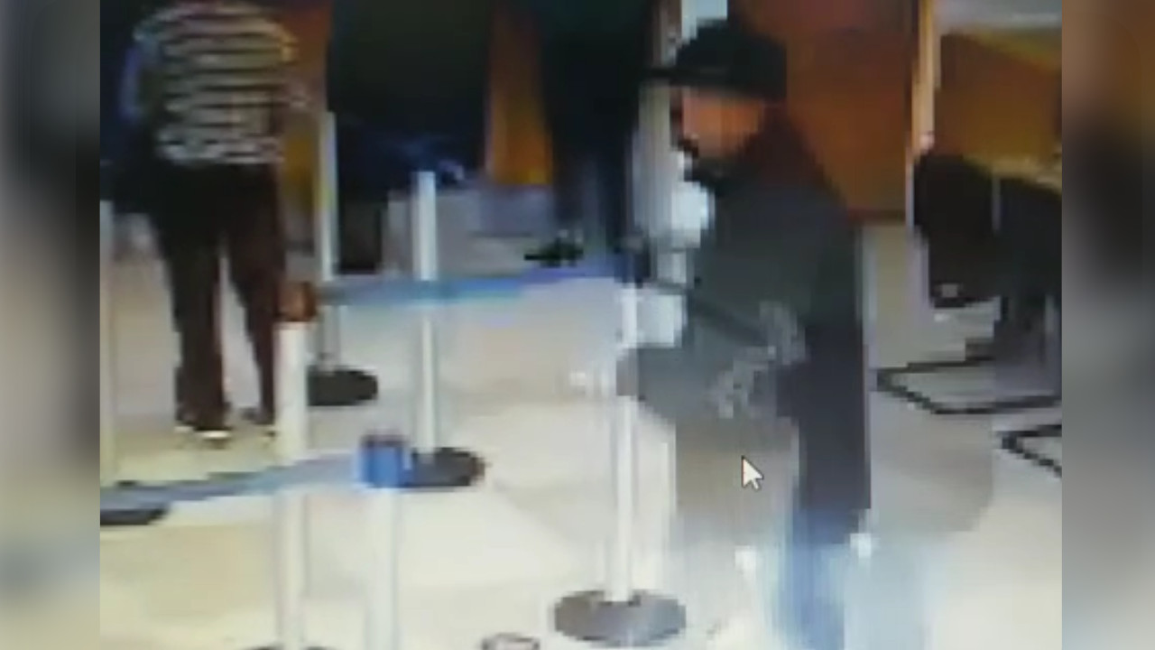 [Video] Un ladrón ingresó descaradamente a un banco en la Ceja, Antioquia, y le robó la platica a un adulto mayor