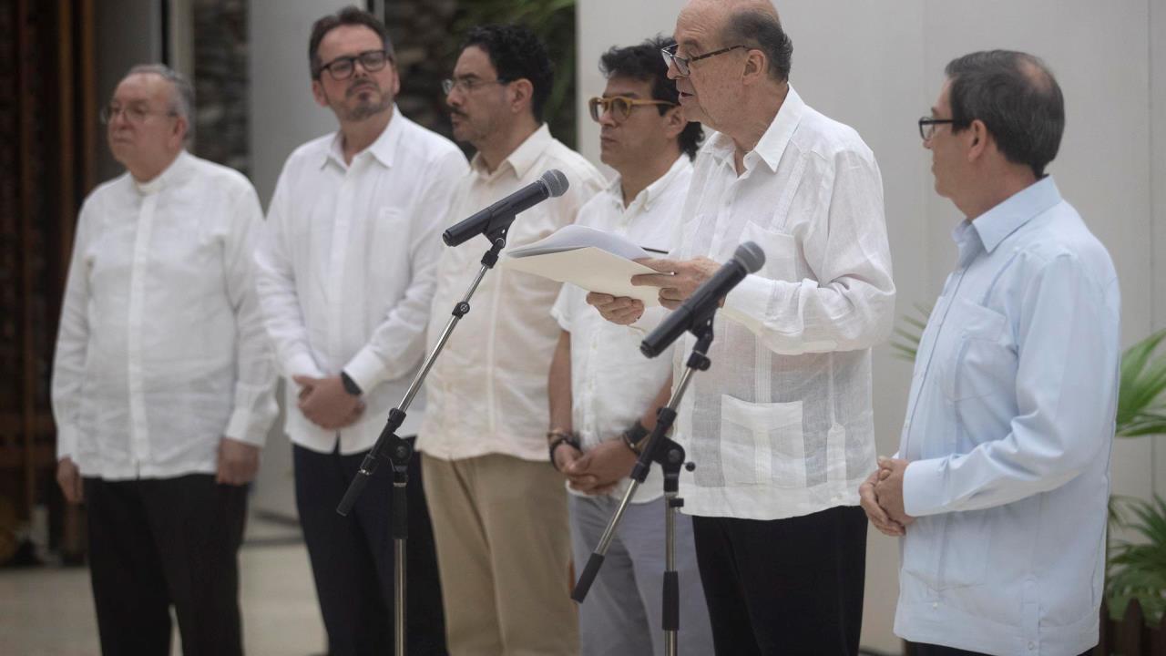 (i-d) Monseñor Héctor Fabio Henao, delegado de la Conferencia Episcopal Colombiana; Carlos Ruiz-Massieu, jefe de la Misión de la ONU en Colombia; el senador colombiano Iván Cepeda; el Alto Comisionado para la Paz de Colombia, Danilo Rueda; el canciller colombiano, Álvaro Leyva; y su similar cubano Bruno Rodríguez, participan hoy en una rueda de prensa en La Habana (Cuba). EFE/Yander Zamora