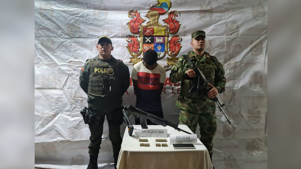En Yarumal pillan a un soldado, al parecer, robando armas para venderle al 'Clan del Golfo'