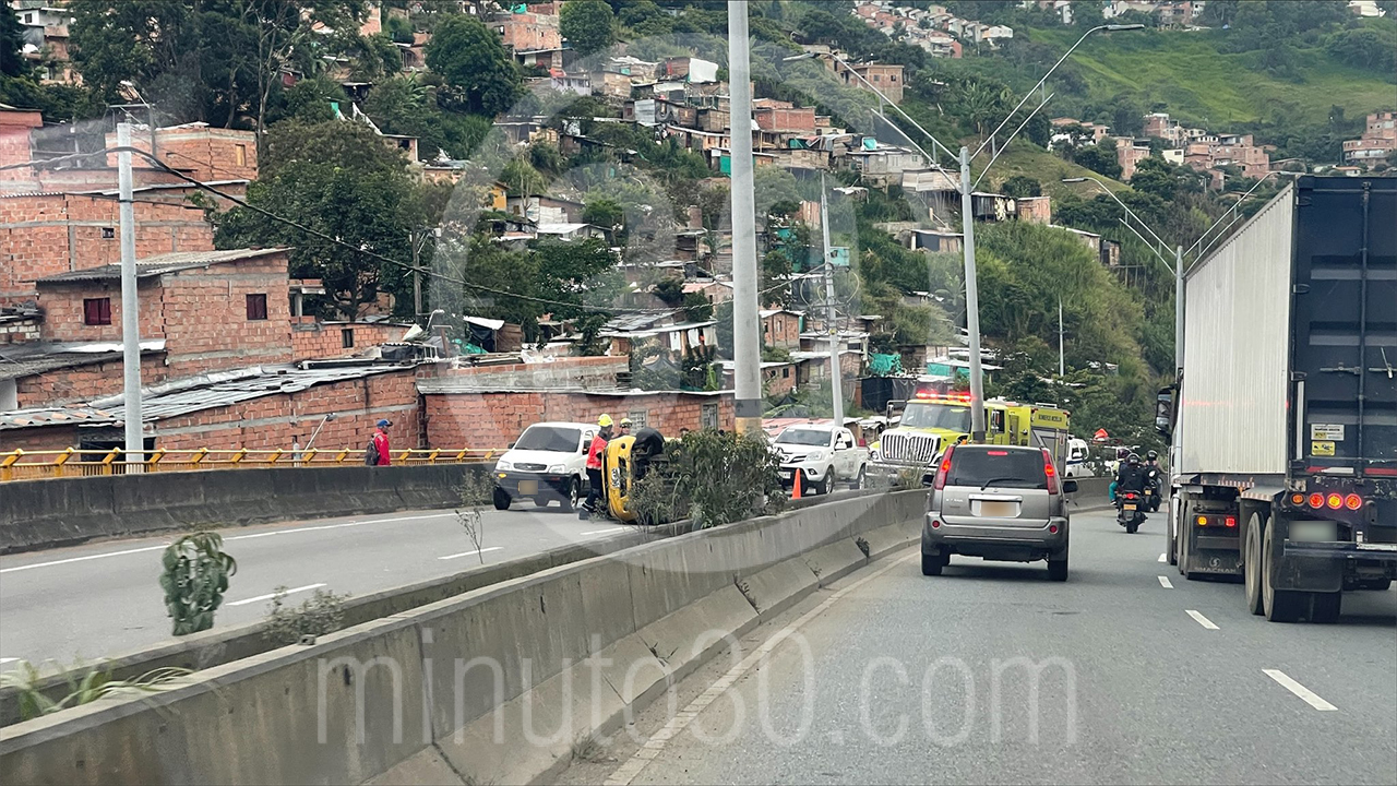 Volcamiento de taxi en autopista Medellín - Santa Fe Antioquia