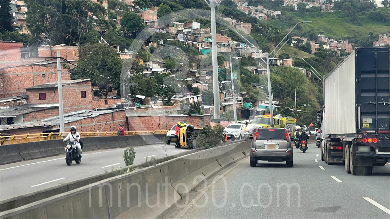Volcamiento de taxi en autopista Medellín - Santa Fe Antioquia