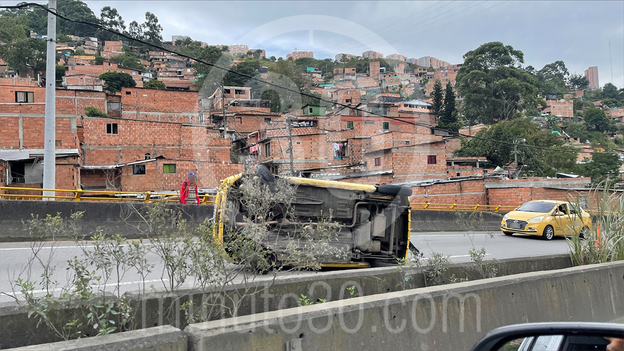 Volcamiento de taxi en autopista Medellín - Santa Fe Antioquia