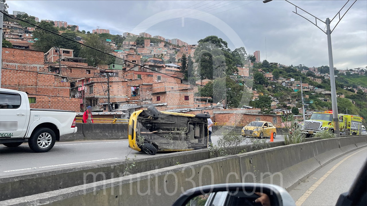 Volcamiento de taxi en autopista Medellín - Santa Fe Antioquia