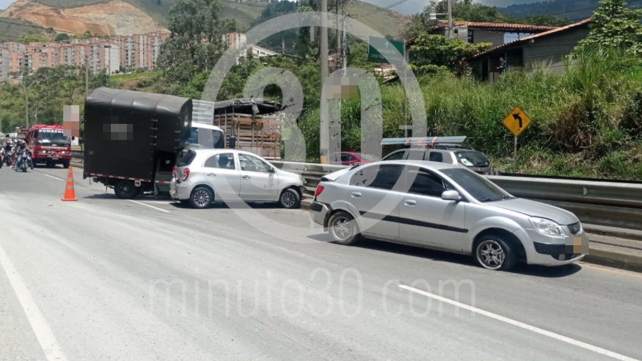 Cuatro vehículos se chocaron en Bello, una ventera ambulante quedó en el medio de ellos