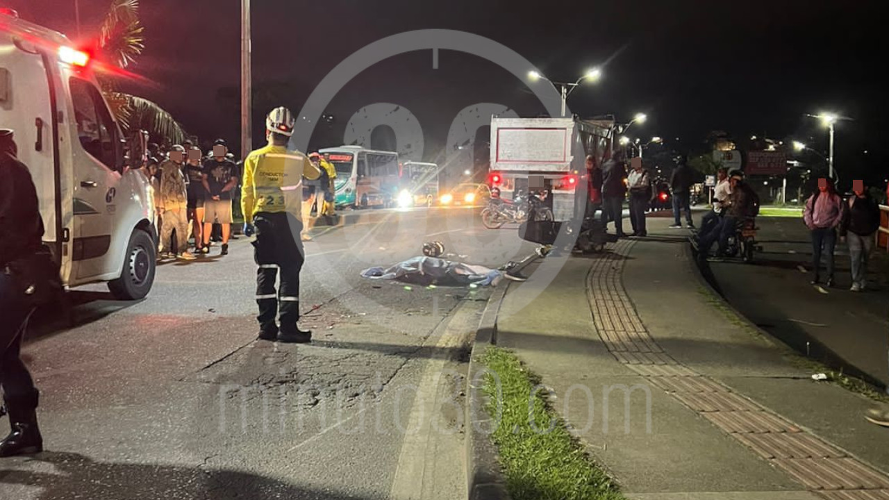 ¡Qué pesar! Dos mujeres murieron cuando la moto en la que iban chocó con una volqueta
