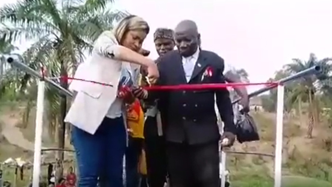 ¡Increíble pero cierto! puente se cayó en plena inauguración en el Congo