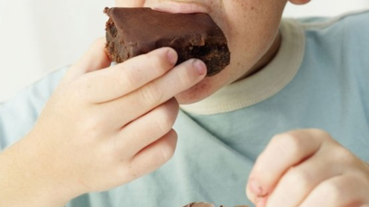 Niño comiendo brownie