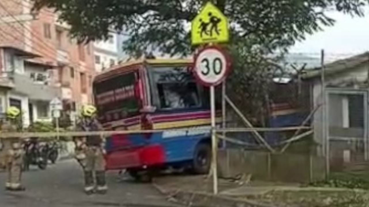 Bus se quedó sin frenos y se ‘metió’ a un colegio en Santa Mónica