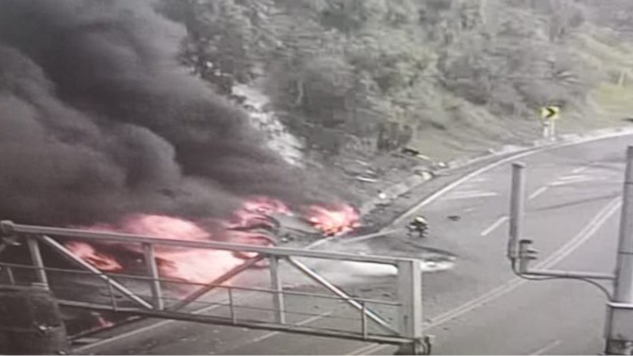 Camión se volcó y se incendió en la vía al Llano