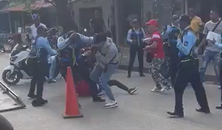 [VIDEO] ¡A los puños!: Conductores y Agentes de Tránsito en Turbo
