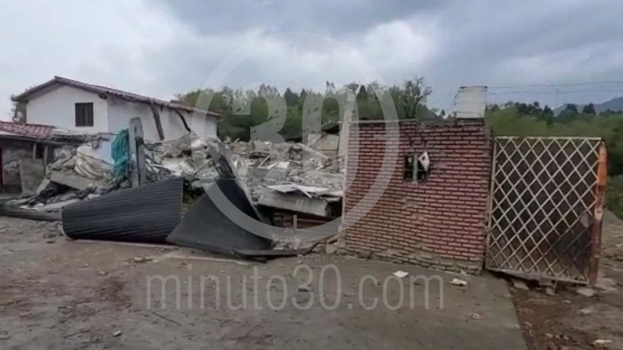 [Video] ¡Qué susto tan berraco! Una casa de cuatro pisos se vino abajo en Guarne, Antioquia