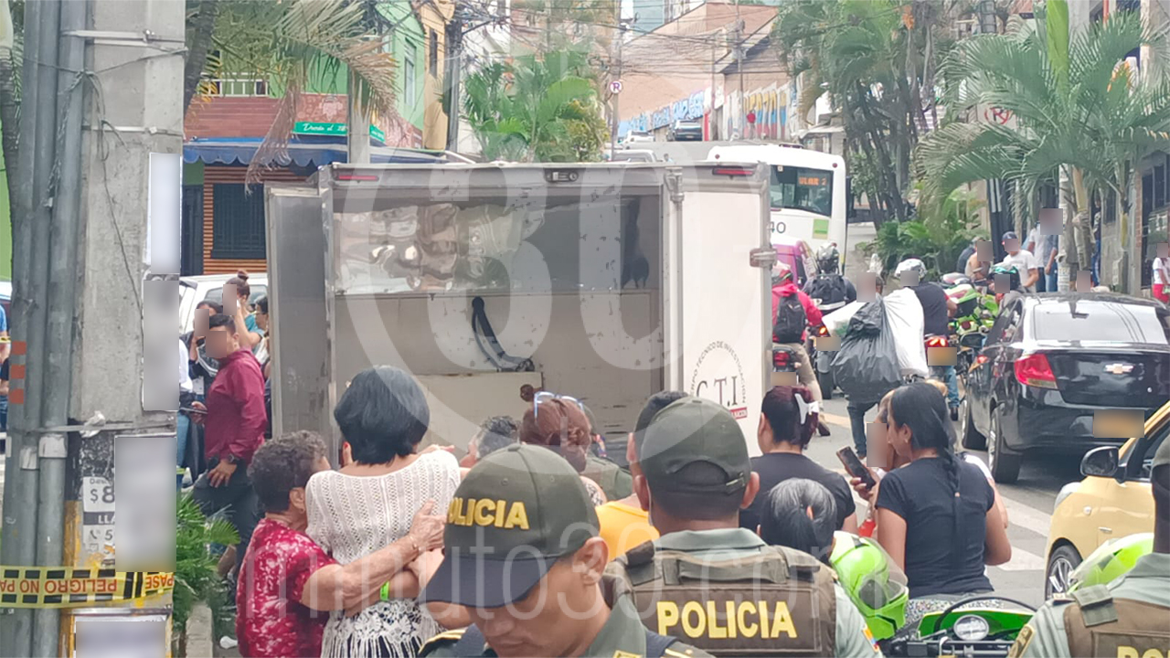 [Fotos y video] Doloroso momento en el que sacan el cadáver de una mujer de su casa en Bello