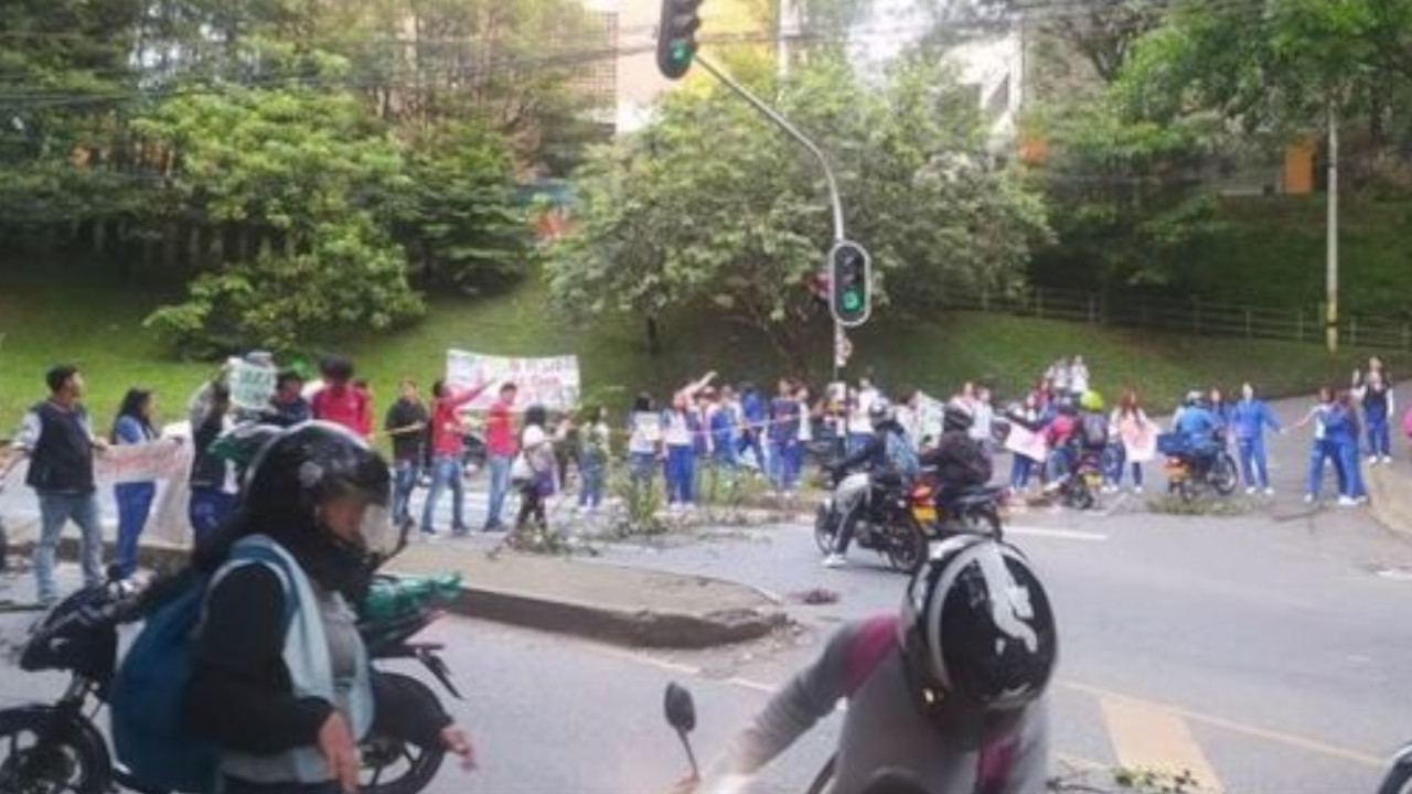 Estudiantes de la I.E. Rafael García Herreros cerraron la antigua vía al mar para pedir cambio de rectora