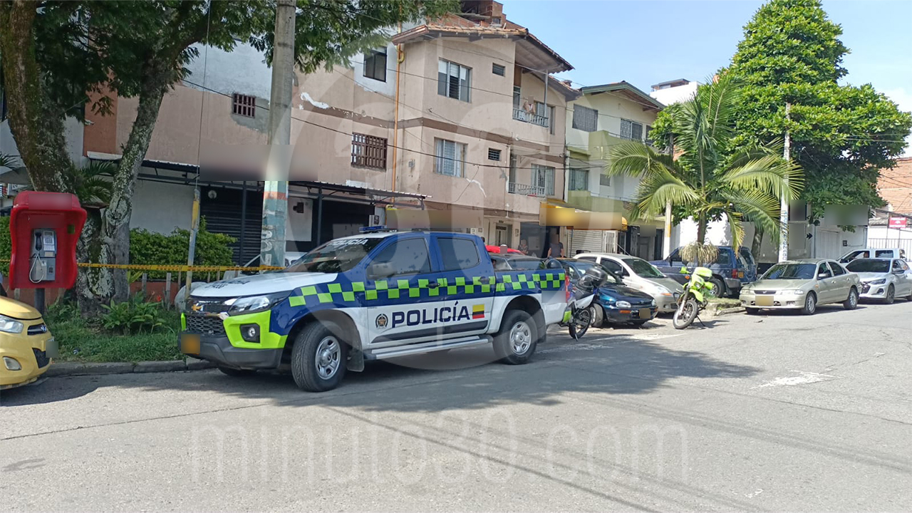 [Fotos] Amaneció un hombre muerto en un andén en Laureles