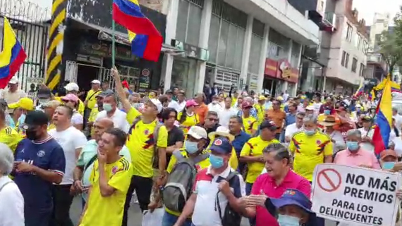 [Video] Cientos de ciudadanos salieron marchar contra el Gobierno de Petro en Ibagué