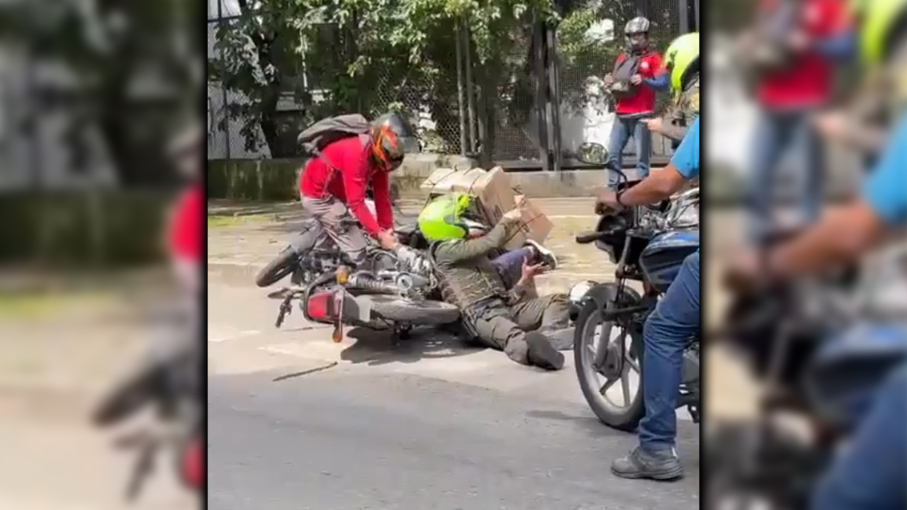 [Video] Policía perseguía a un presunto ladrón en Medellín, un ciudadano vio y le atravesó la moto para que lo atraparan