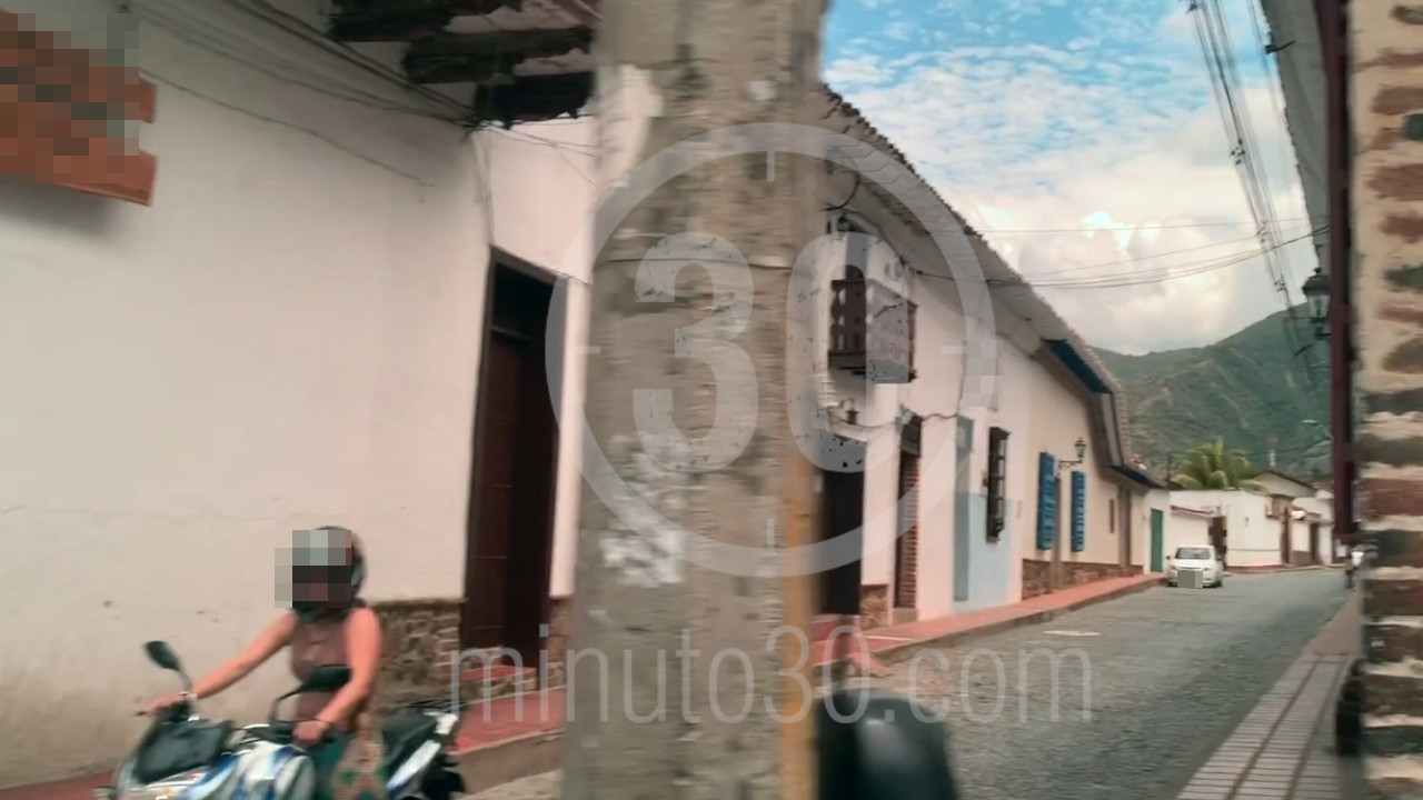 Ladrones hicieron un reten y robaron a los ocupantes de una buseta, cinco motociclistas y un carro