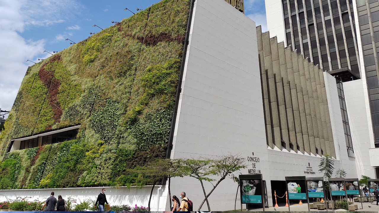 Centro Democrático pone condiciones a venta de acciones de UNE