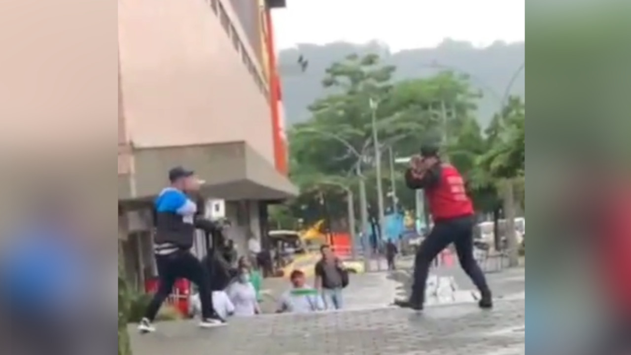 VIDEO: Con escoba fueron separados 2 peleadores con cuchillos en el centro de Medellin