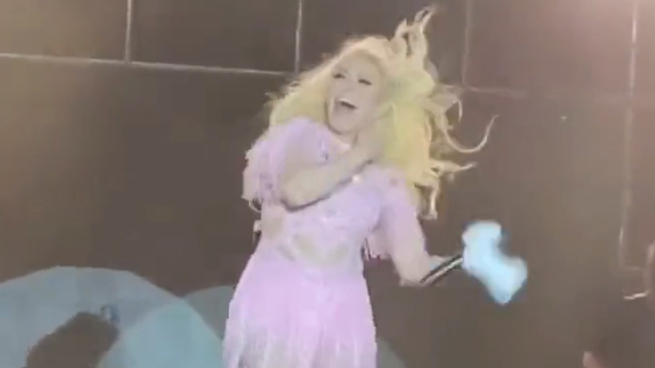 [VIDEO] ¡Pegó el grito! Una cucaracha se montó en el pelo de la cantante Yuri en pleno concierto